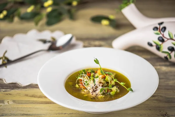 Ahşap masa üzerinde beyaz tabakta sebze çorbası