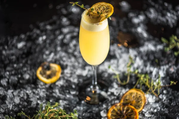 Sour Cocktail Glass Grilled Orange Slices Dark Background Ice — Stock Photo, Image