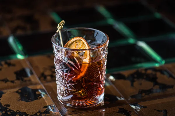 暗い背景上にガラスに柑橘類とアルコール飲料 — ストック写真