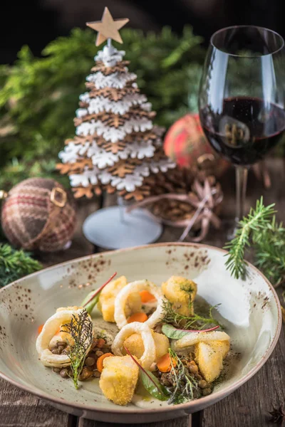 Spuntino Frutti Mare Piatto Con Bicchiere Vino Tavola Legno Con — Foto Stock