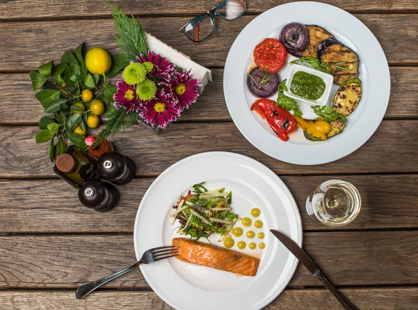 Abendessen Mit Lachs Salat Und Gegrilltem Gemüse Auf Tellern Auf — Stockfoto