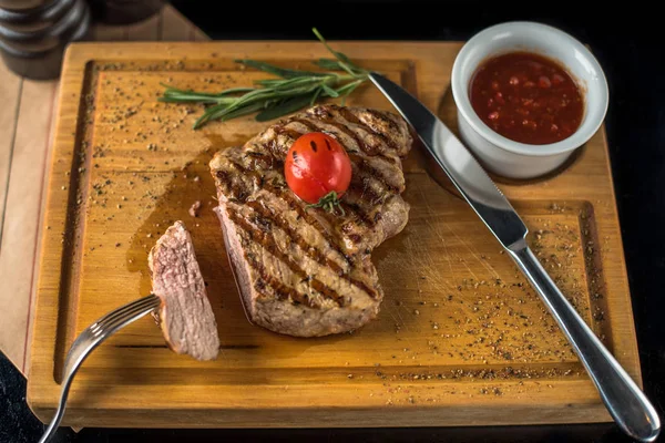 Bistecca Grigliata Servita Tavola Legno Con Salsa — Foto Stock