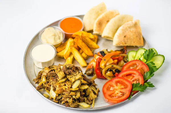Beyaz arka plan üzerinde metal plaka üzerinde tabak yemek oryantal tarzı - ızgara et, ızgara biber, pide, domates, salatalık, patates, Humus, soslar