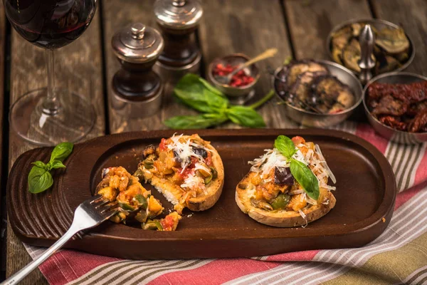 Välsmakande Bruschetta Bricka Träbord — Stockfoto