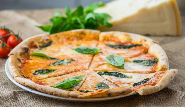 Italiensk Pizza Med Basilika Och Ost Säckväv — Stockfoto