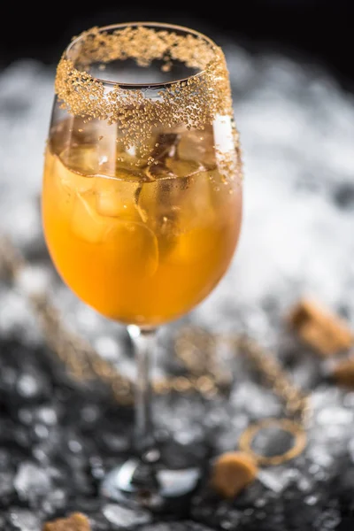 Cocktail Cannelle Verre Sur Fond Sombre Avec Glace — Photo