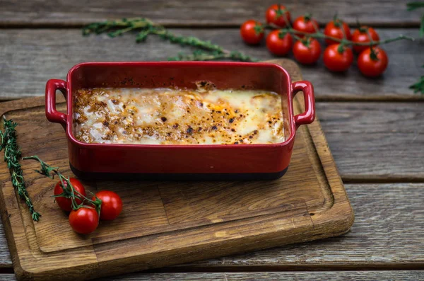 Lasagne Forno Fatte Casa Padella Sul Tavolo Legno Con Pomodori — Foto Stock