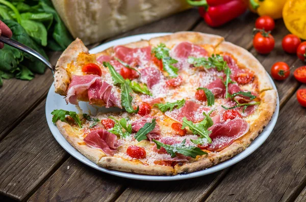 et, roka, parmesan ve kiraz domates gurme pizza ahşap masa üzerinde görmek