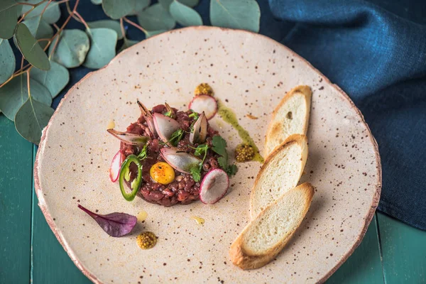 Ahşap masa ekmek ile tepside servis et tartar