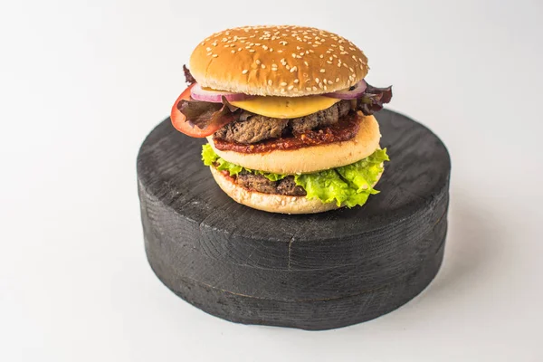 Burger. Beyaz arka plan üzerinde hamburger yakın çekim 