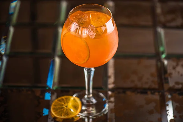 暗い背景上にガラスに柑橘類とアルコール カクテル — ストック写真