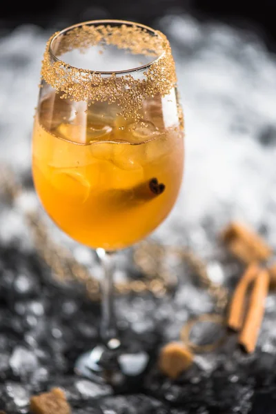 Cocktail Cannelle Verre Sur Fond Sombre Avec Glace — Photo