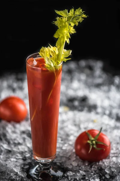 margarita kokteyl cam servis ve buz ile koyu arka plan üzerine kereviz ile süslenmiş