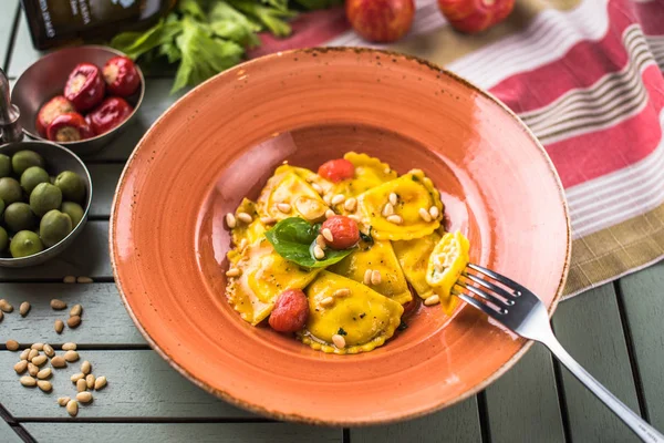 Ravioli Pasta Con Pomodori Pinoli Serviti Tavola Con Ingredienti — Foto Stock