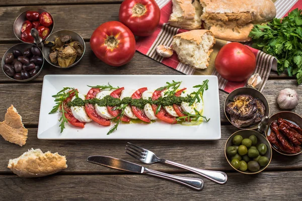 Traditionell Italiensk Capresesallad Serveras Tallrik Träbord Med Snacks Och Ingredienser — Stockfoto