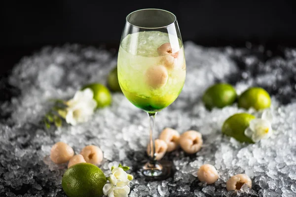 Cocktail Med Lime Litchi Och Blommor Glas Isen Med Ingredienser — Stockfoto