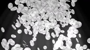 Birçok uçan gümüş sikke. Siyah zeminde bir sürü bozuk para var. Glitter sikke döngü animasyon.