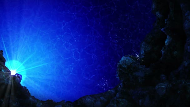 Mergulhe Oceano Visão Subaquática Raios Solares Bolhas Mar Azul Profundo — Vídeo de Stock