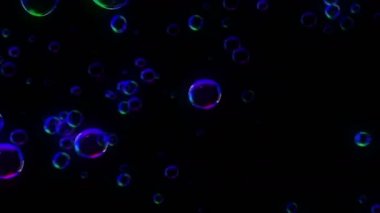 Şeffaf su arka plan üzerinde Gökkuşağı kabarcık. Siyah arka planda hava kabarcığı.