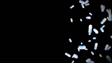 Siyah arka planda bir sürü tıbbi kapsül uçurmak. Tıp ve eczacılık konsepti. Mavi hap kapsülünün 3 boyutlu animasyonu dönüyor. Döngü canlandırması.