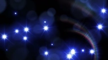 Kamera ışığı siyah arkaplanda. Mavi ışıklar. Döngü animasyonu. Güzel lensler ışıldıyor ve renkli parıldıyor. Parıldayan ışık.