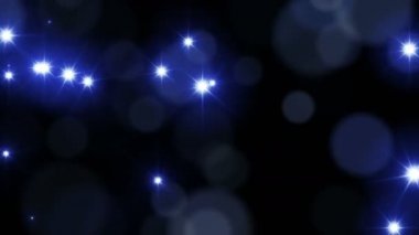 Kamera ışığı siyah arkaplanda. Mavi ışıklar. Döngü animasyonu. Güzel lensler ışıldıyor ve renkli parıldıyor. Parıldayan ışık.