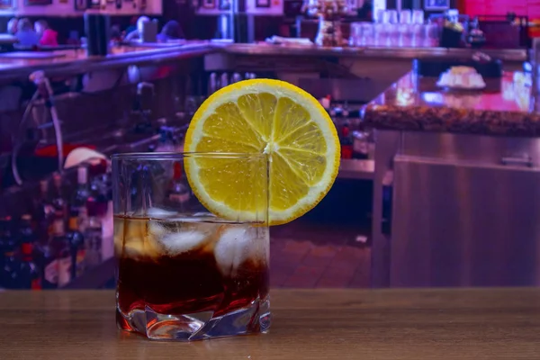 Cóctel Americano Vaso Cristal Con Hielo Rebanada Decorada Naranja — Foto de Stock