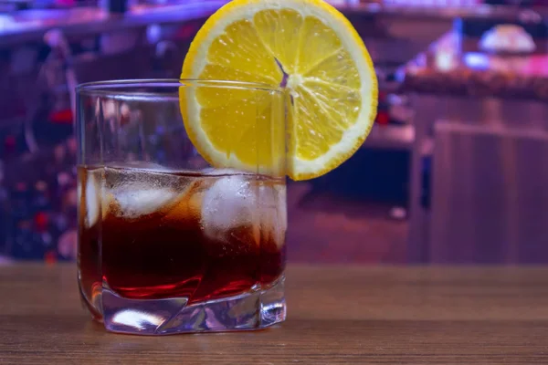 Amerikanischer Cocktail Becherglas Mit Eisdekorierten Orangenscheiben — Stockfoto