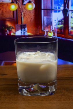Beyaz Rus eski moda cam buz ile kokteyl
