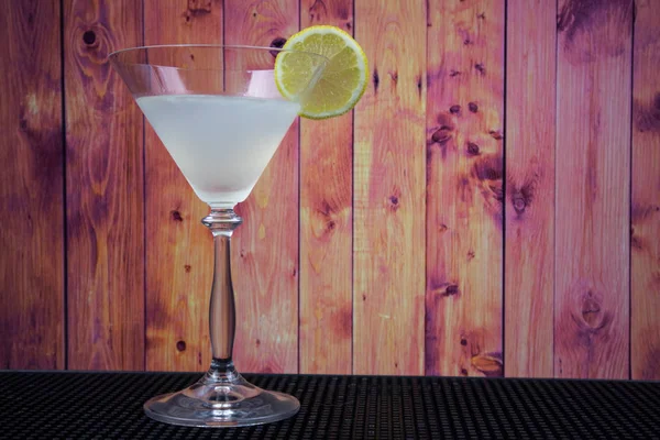 Branco Lady Cocktail Vidro Martini Decorado Fatia Limão — Fotografia de Stock