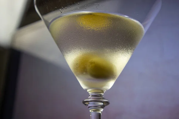 Dirty Martini Cocktail Martiniglas Met Olijven — Stockfoto