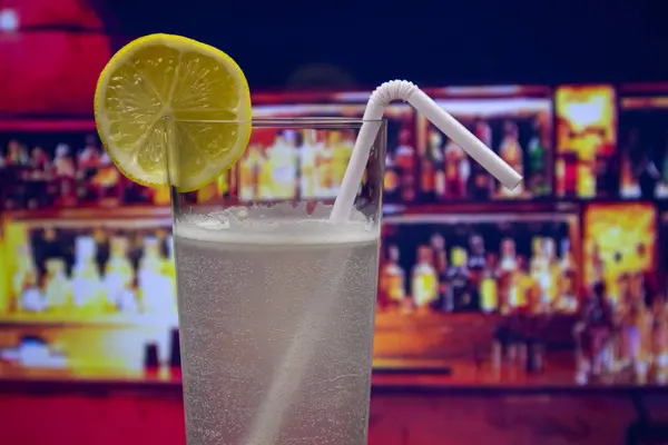 Gin Fizz Cocktail Highballglas Mit Strohhalm Und Verzierten Zitronenscheiben — Stockfoto