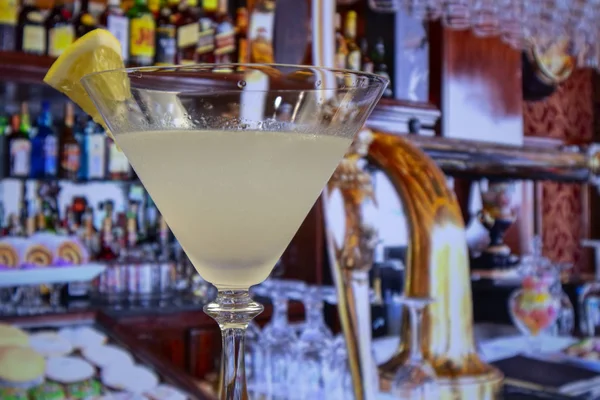 Kamikaze Cocktail Martini Glas Mit Zitronenscheibe Dekoriert — Stockfoto