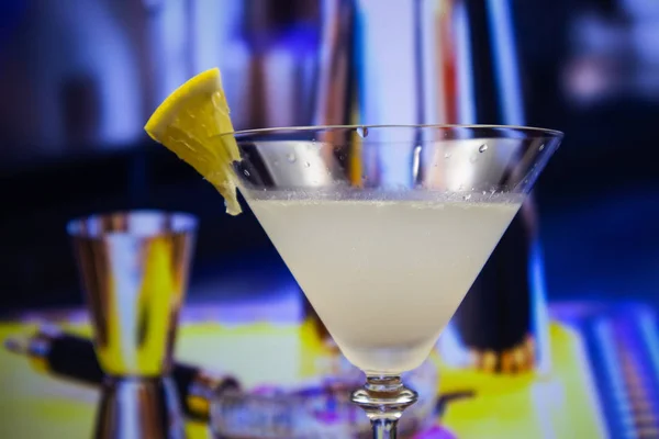 Kamikaze Cocktail Martini Glas Mit Zitronenscheibe Dekoriert — Stockfoto