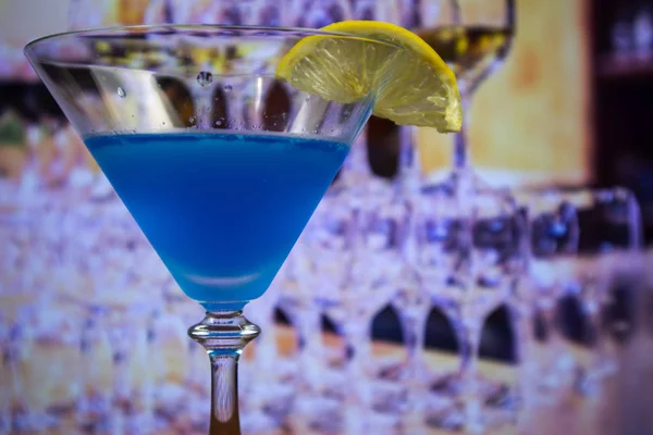 Cocktail Kamikaze Bleu Verre Martini Tranche Décorée Citron — Photo