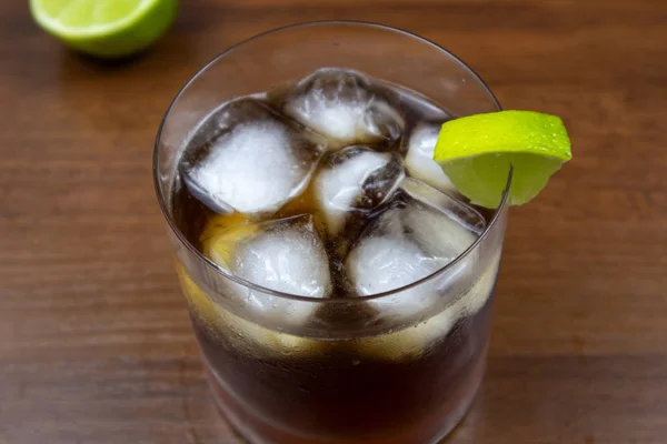 Cuba Libre Koktél Rum Cola Lime Sziklák Pohárban Jéggel — Stock Fotó