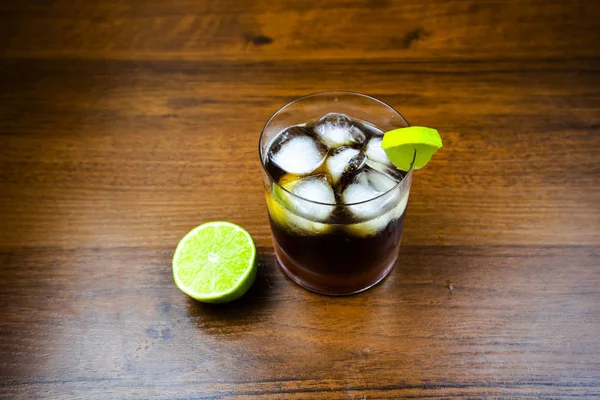 古巴自由鸡尾酒 朗姆酒 可乐和石灰 在岩石玻璃与冰 — 图库照片