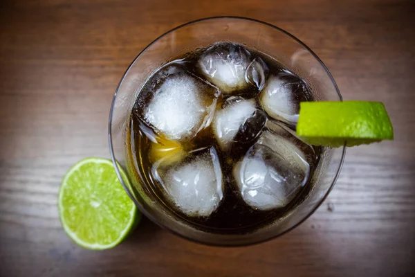古巴自由鸡尾酒 朗姆酒 可乐和石灰 在岩石玻璃与冰 — 图库照片