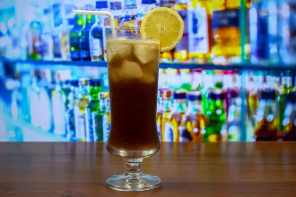 Langer Insel Eistee Cocktail Highballglas Mit Einer Stroh Und Zitronenscheibe — Stockfoto