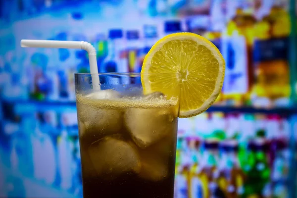 Langer Insel Eistee Cocktail Highballglas Mit Einer Stroh Und Zitronenscheibe — Stockfoto