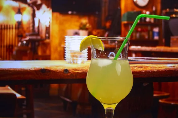 レモン スライスとわらチューリップ ガラスのカクテルのマイタイ — ストック写真
