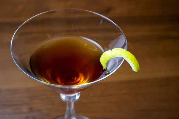 Manhattan Cocktail Martiniglas Versierd Met Citroenschil — Stockfoto