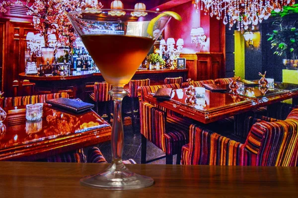 Manhattan Cocktail Martini Glas Dekoriert Mit Zitronenschale — Stockfoto