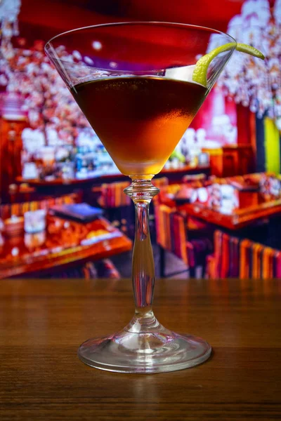 Coquetel Manhattan Vidro Martini Decorado Com Casca Limão — Fotografia de Stock