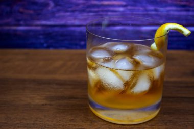 Eski Fashioned buz ve limon kabuğu ile kokteyl