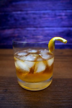 Eski Fashioned buz ve limon kabuğu ile kokteyl