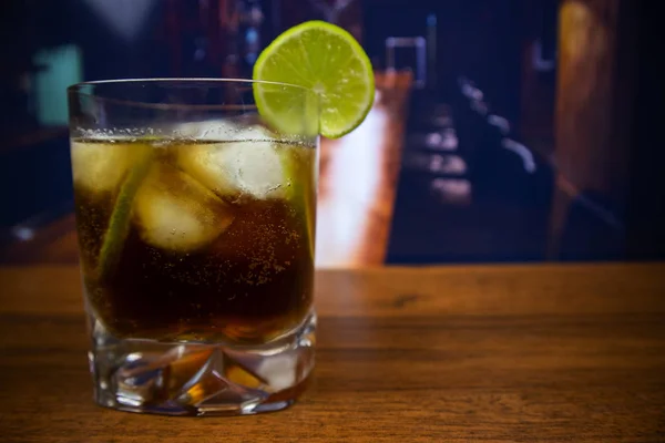 Rum Cola Cocktail Altmodischen Glas Mit Eis Und Limette — Stockfoto