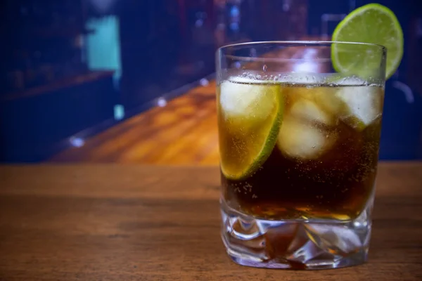 Rum Cola Cocktail Altmodischen Glas Mit Eis Und Limette — Stockfoto