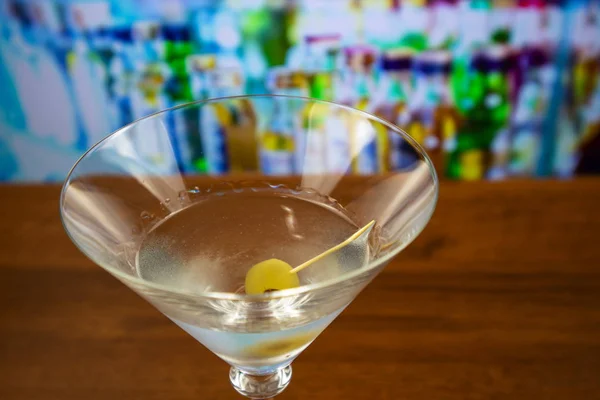 Trockener Martini Cocktail Mit Oliven Auf Zahnstocher — Stockfoto