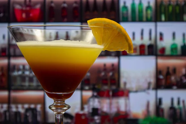 マティーニ グラスにカクテル テキーラ サンライズ内装オレンジ スライス — ストック写真